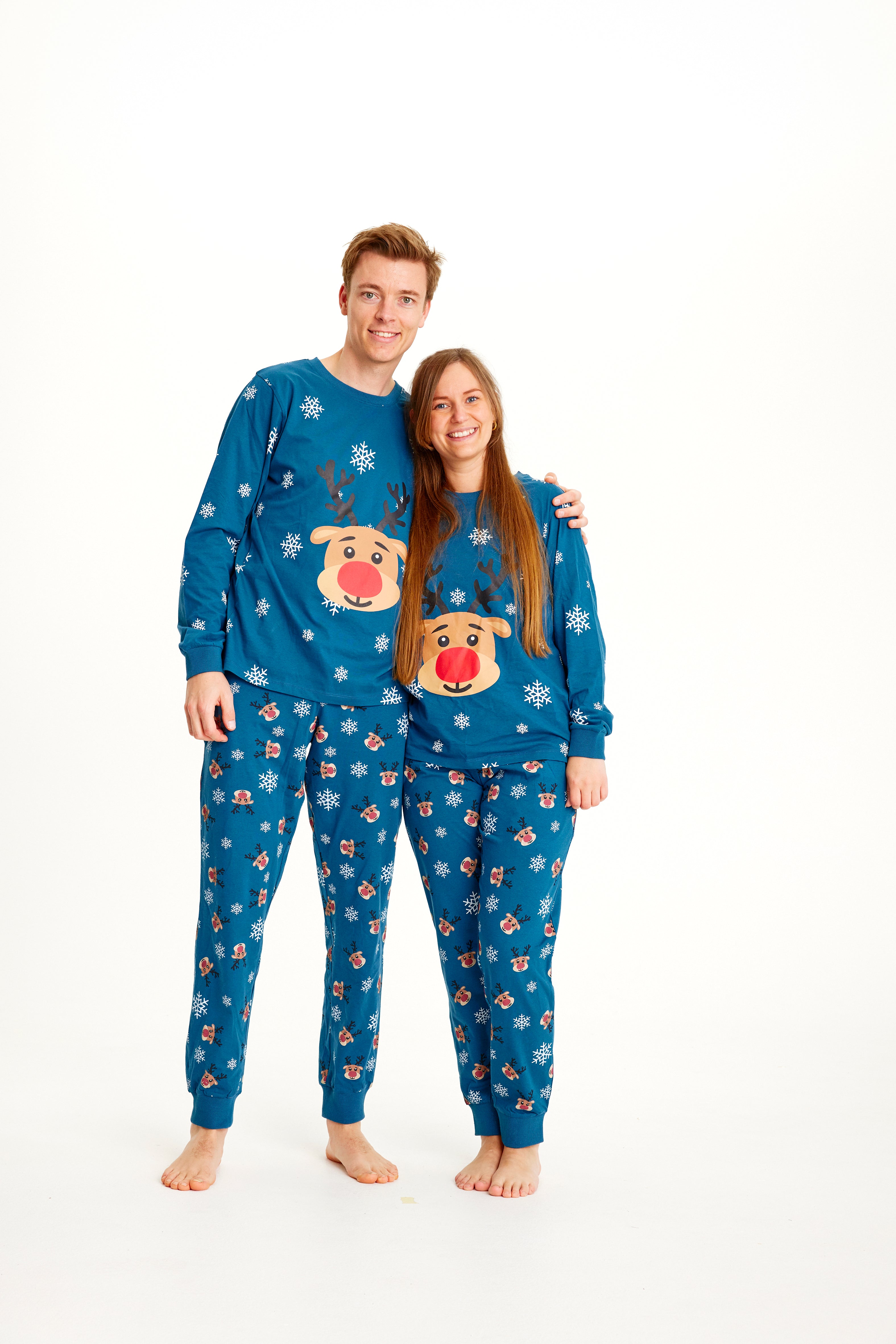 Een stel in een blauwe kerstpyjama met Rudolph erop.